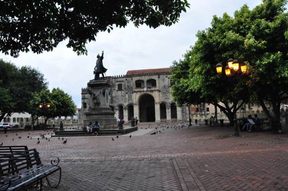 Parque Colón, na Zona Colonial de Santo Domingo, capital da República Dominicana